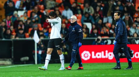 Cavani Momento en el que el delantero del Valencia, Edison Cavani, se retira del choque contra el Athletic tras sufrir un pinchazo.