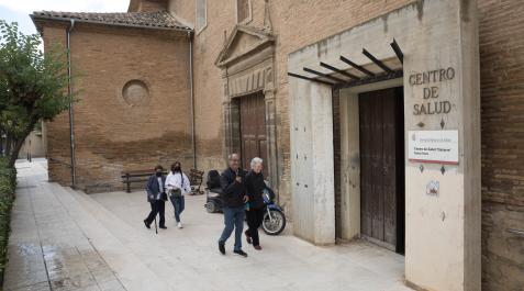 2022P_ L_ TUDELAT (36798544) Varias personas entran en el centro de salud Gayarre de Tudela