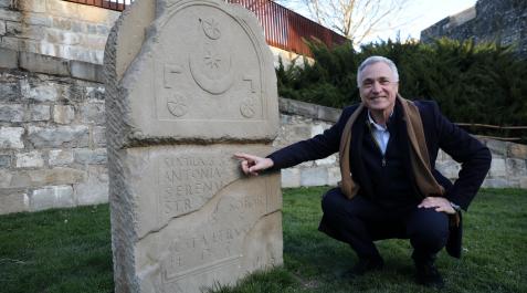 Javier Enériz Javier Enériz, posando junto a la estela dedicada a Sixtilivs (siglos II-III), que se encuentra en la Plaza del Arzobispado de Pamplona.