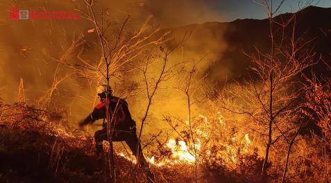 Fo6ErhAX0AMtKRH Los bomberos trabajan en uno de los incendios del lunes en Baztan