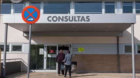 Dos personas acceden al edificio de consultas del Hospital García Orcoyen de Estella Dos personas acceden al edificio de consultas del Hospital García Orcoyen de Estella