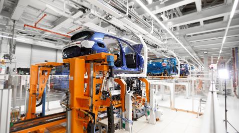 VW6 Un T-Cross en la fase de la boda, el momento en el que la carrocería se une a los componentes mecánicos y de transmisión del coche