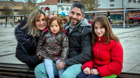 Daira Medina García, con sus padres, Izaskun García Blanco y David Medina Pinto, y su hermana mayor, Maider, en una plaza de Mutilva, donde reside la familia Daira Medina García, con sus padres, Izaskun García Blanco y David Medina Pinto, y su hermana mayor, Maider, en una plaza de Mutilva, donde reside la familia