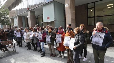Representantes sindicales concentrados frente a la sede del departamento de Salud. Representantes sindicales concentrados frente a la sede del departamento de Salud.