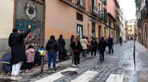 ColasCOmida Reparto de comida organizado por asociaciones de inmigrantes en Madrid en diciembre de 2022.