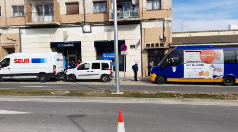Tudela El autobús urbano (dcha.) colisionó con los dos automóviles de la parte izquierda de la imagen.