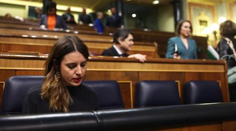 IMontero La ministra de Igualdad, Irene Montero, en su escaño antes del arranque de la sesión n el Congreso de este miércoles, 15 de febrero.