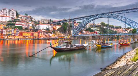 Vista espectacular de la preciosa Oporto en Portugal.