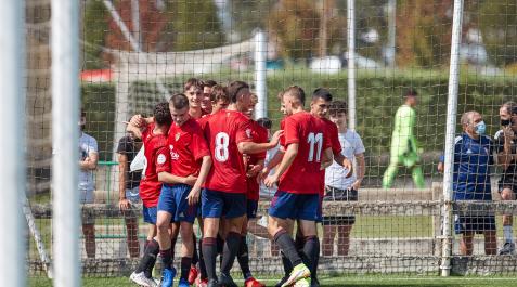 Diego Aznar celebra un gol con sus compañeros del División de Honor juvenil en su etapa en Osasuna Diego Aznar