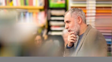 Mikel Alvira El escritor Mikel Alvira, en un momento del encuentro este martes en la librería Abarzuza de Pamplona con lectoras y lectores