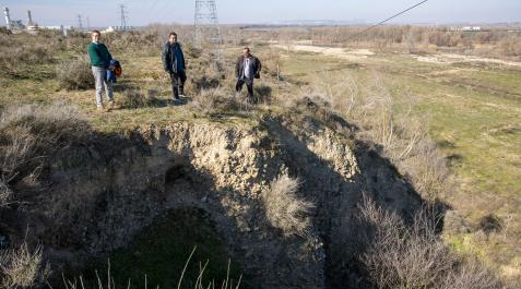 CASTEJON01 De izda. a dcha.: Alberto García Paredes (firmante de la alegación), Juan Miguel García Trigo (Asociación de Amigos para la Defensa del Patrimonio de Castejón) y Alejandro Castillejo Rodrigo (propietario del meandro de El Señorío) posan sobre el talud donde se encuentran los yacimientos del Cerro del Castillo y El Montecillo, con el terreno del meandro y el río Ebro bajo el talud