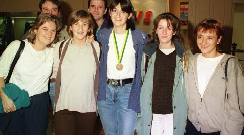 Marta Mendía, con su medalla de Génova, en 1998. Marta Mendía, con su medalla de Génova, con sus hermanas y sus primos en el aeropuerto de Noáin.