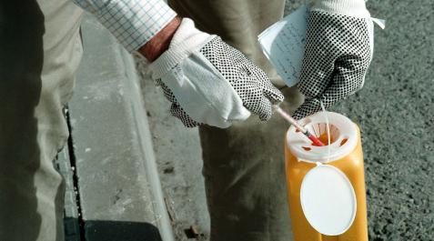 La recogida se realiza con material especializado La recogida se realiza con material especializado