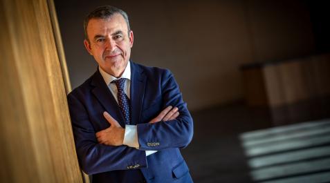 Lorenzo_Silva El escritor Lorenzo Silva posa en el Museo Universidad de Navarra, tras recibir la Beca de Honor de la Facultad de Filosofía y Letras.