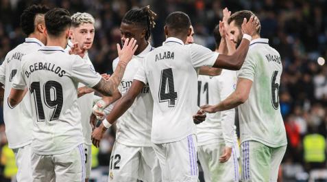 Futbolistas del Real Madrid celebran uno de los goles contra el Elche