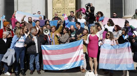 La ministra de Igualdad Irene Montero (c) celebra con miembros del colectivo LGTBI la aprobación de la Ley Trans en el Congreso La ministra de Igualdad Irene Montero (c) celebra con miembros del colectivo LGTBI la aprobación de la Ley Trans en el Congreso