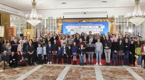 Cabalgata Premiados, asociación, instituciones y patrocinadores en la foto de famillia de la fiesta.