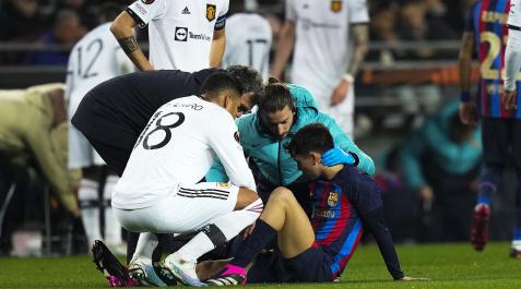 Pedri se lesiona Los médicos del F:C. Barcelona atienden a Pedri tras lesionarse en el encuentro contra el MAnchester United.