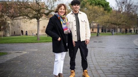 Kideak Orreaga Ibarra, voluntaria del programa KIDEAK, y su mentorado, Abde Ait Bah, posan en la Ciudadela de Pamplona.