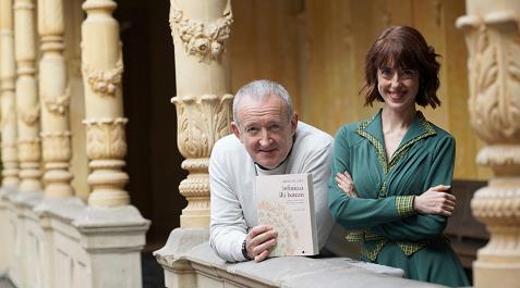 Fernando Rey e Irene Vallejo, en el claustro isabelino del edificio del INAP del Gobierno de Navarra