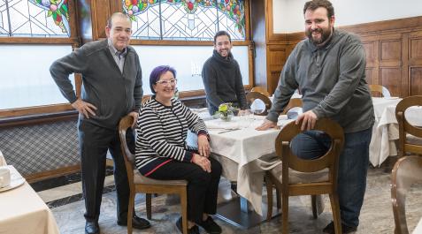 Casa Remigio De izda. a dcha., Luis Salcedo Zabalza, Ana Carmen Irala Barbería y sus hijos Juan y Luis, propietarios del Hotel Restaurante Remigio de Tudela