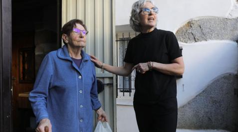 Un servicio a domicilio procura a diario que a personas mayores que viven solas en casas y caseríos no les falten los alimentos Un servicio a domicilio procura a diario que a personas mayores que viven solas en casas y caseríos no les falten los alimentos
