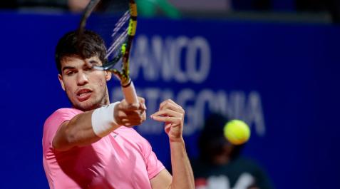 alcaraz-argentina El tenista Carlos Alcaraz devuelve la pelota a Dusan Lajovic, durante los cuartos de final del Argentina Open, en Buenos Aires