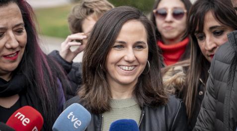 Ione Belarra La secretaria general de Podemos y ministra de Derechos Sociales y Agenda 2030, Ione Belarra, atiende a los medios durante su visita al mercado del parque de Finca Liana en Móstoles
