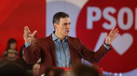 pedro-sanchez-becas El secretario general del PSOE y presidente del Gobierno, Pedro Sánchez, interviene durante un acto de precampaña en el Palacio de Congresos de Zaragoza