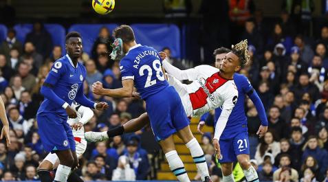 AzpilicuetaPatada Momento en el que Sekou Mara intenta rematar e impacta con su bota en el rostro de César Azpilicueta.