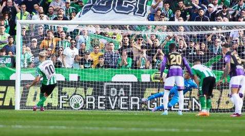 Sergio Canales bate a Masip desde las once metros en el 2-1 del encuentro entre Betis y Valladolid.