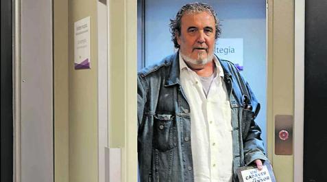 García Arano, en el ascensor de Elkar, donde presentó la novela García Arano, en el ascensor de Elkar, donde presentó la novela