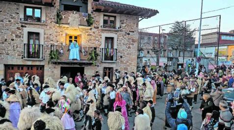Los 'Zamarros', vestidos con vellón, engrosaron el cuerpo principal del desfile de este sábado por la tarde en Olazagutía Los 'Zamarros', vestidos con vellón, engrosaron el cuerpo principal del desfile de este sábado por la tarde en Olazagutía