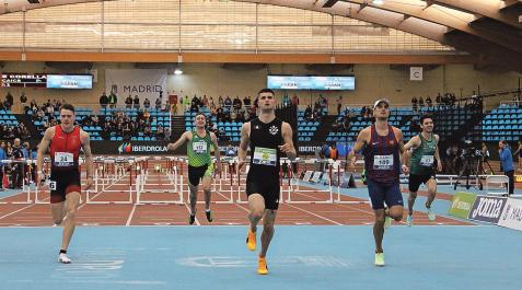 Asier abrió las series de 60 m vallas con una victoria tranquila. Hoy compite en busca de la final.