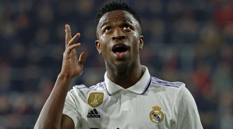 Vinicius se dirige a la grada de El Sadar en el partido Osasuna-Real Madrid Vinicius