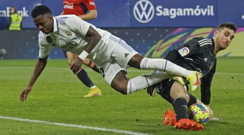 Sergio Herrera arrebata el balón a Vinicius en una de sus mejores intervenciones del partido Osasuna - Real Madrid