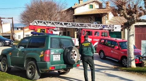 Efectivos de Bomberos y Guardia Civil, en el lugar del incendio de una vivienda en Zurucuáin