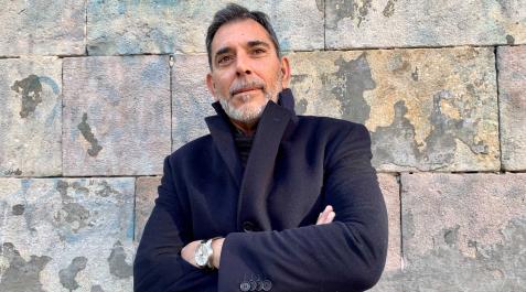 Víctor del Árbol, uno de los escritores de referencia de la novela negra, estará el miércoles en Pamplona para presentar Nadie en esta tierra Víctor del Árbol, uno de los escritores de referencia de la novela negra, estará el miércoles en Pamplona para presentar Nadie en esta tierra