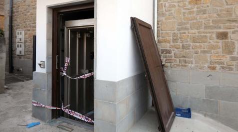 Imagen del ascensor que se desplomó este domingo en una vivienda de Salinas de Ibargoiti Imagen del ascensor que se desplomó este domingo en una vivienda de Salinas de Ibargoiti