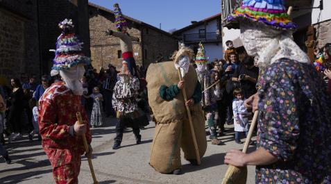 Carnaval Lantz 2023 El bandido Miel Otxin, al fondo, recorrió las calles del pueblo antes de ser ajusticiado