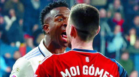 Momento en el que se enzarzaron Vinicius y Moi Gómez al filo del descanso, con el brasileño muy agitado Momento en el que se enzarzaron Vinicius y Moi Gómez al filo del descanso, con el brasileño muy agitado