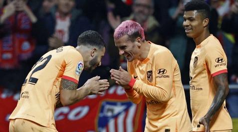 Griezmann celebrando su gol con Mario Hermoso