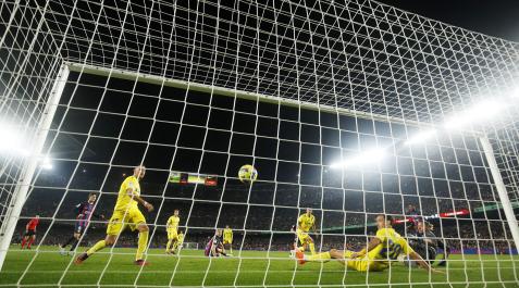 Gol del Barcelona La defensa del Cádiz no puede evitar el 1-0, obra de Sergi Roberto.