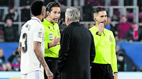 Ancelotti en El Sadar Carlo Ancelotti protagonizó una desagradable escena al salir al centro del campo a pedir explicaciones al colegiado.