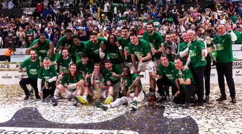 Los jugadores del Unicaja posan con el trofeo de campeones de la Copa del Rey en la pista.