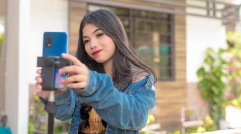 MENORES-REDES-SOCIALES-SELFIE Una joven se hace un selfie con el móvil para publicarlo en sus redes sociales