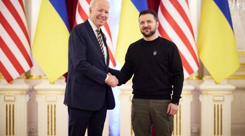 Biden con Zelenski El presidente Ucraniano Volodymyr Zelenskiy (dcha.) estrecha la mano de su homónimo norteamericano, Jose Biden, durante la visita sorpresa de este segundo
