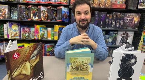 Isaac-Sanchez-abuelo-youtube-loulogio El dibujante de cómic Isaac Sánchez posa con algunas de sus obras