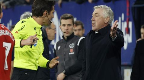 LaLiga - Osasuna v Re (36836114) Ancelotti se dirige a Munuera Montero en el partido del sábado