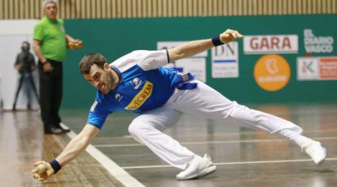 Joseba Ezkurdia trata de restar una pelota en el ancho en un partido anterior en el Astelena.